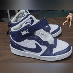 EUC WOMEN'S NIKES